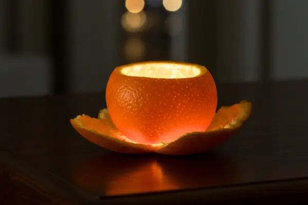 Caminho de Luz com Gotinhas de LED Dentro de Cascas de Laranja Secas para Noites Especiais